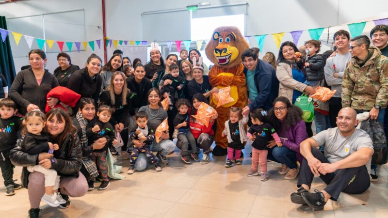 Más de 200 niños de los Jardines Maternales festejaron su día en el Centro Cultural