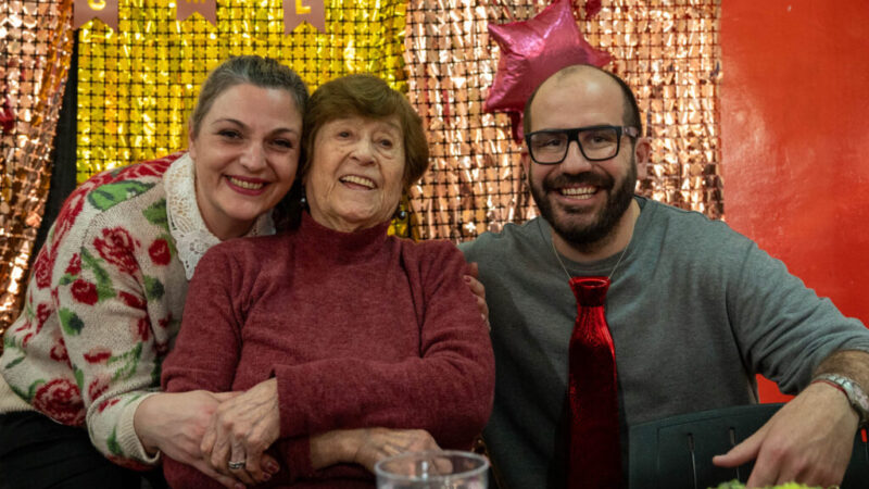 El grupo de Adultos Mayores AMO del barrio 30 de Octubre celebró los 90 años de una de sus fundadoras