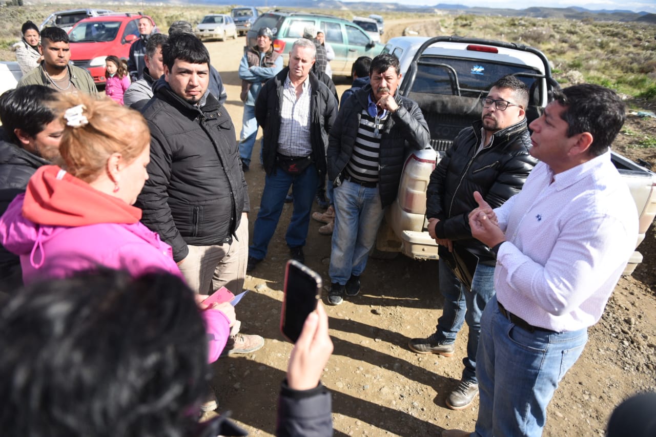 Municipio y vecinos de km.18 acordaron un plan de trabajo para el saneamiento del acceso a la escombrera