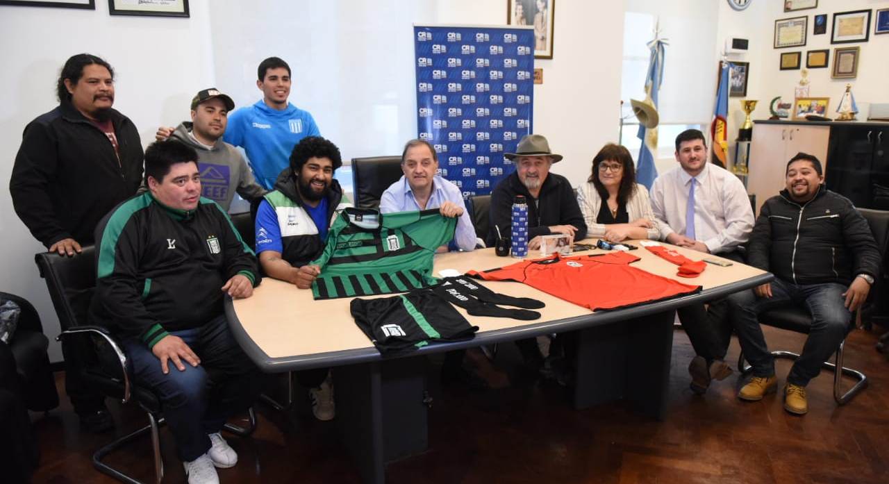 Linares entregó indumentaria deportiva al Club 30 de Octubre