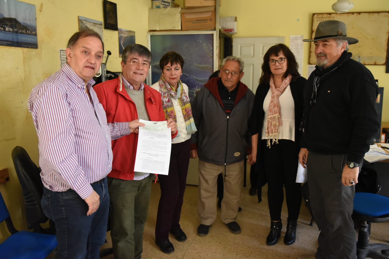 Linares encabezó la entrega de un subsidio al Centro de Jubilados y Pensionados del Petróleo y Gas Privado