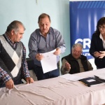 Linares entregó un subsidio por 100 mil pesos a la Asociación de Fomento Malvinas Argentinas