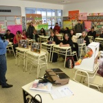 Linares visitó a un grupo de alumnos emprendedores