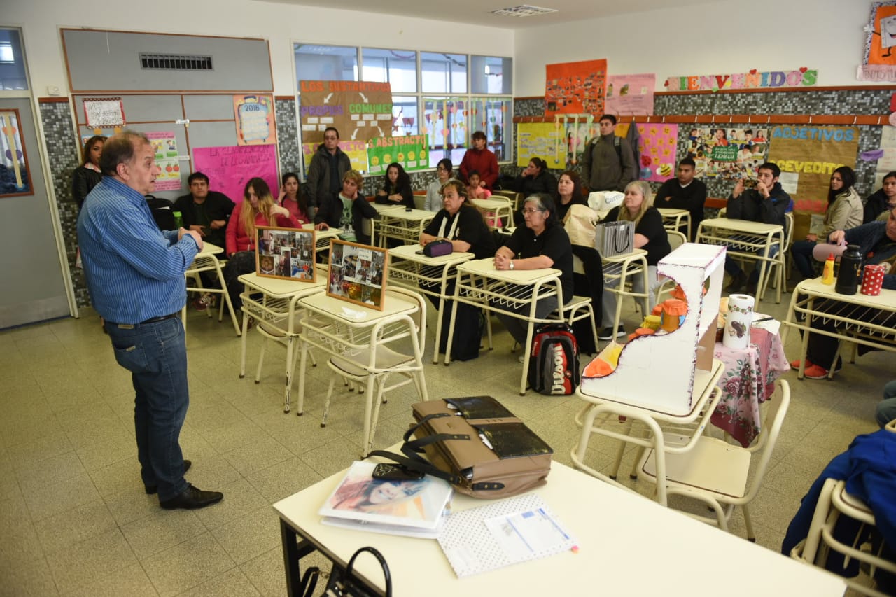 Linares visitó a un grupo de alumnos emprendedores