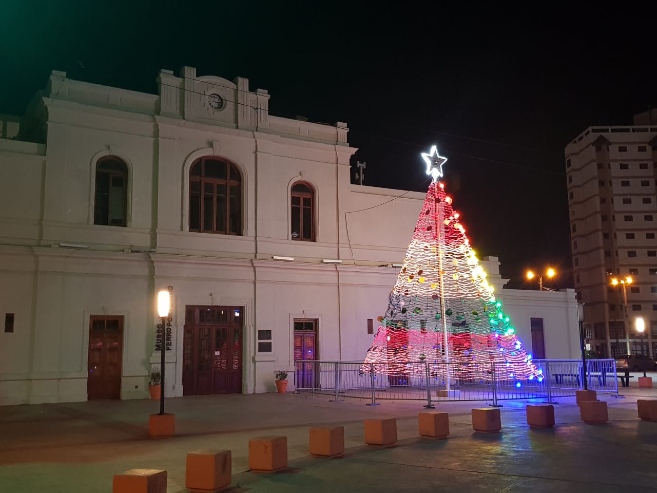 El Municipio instaló un arbolito de navidad en el Museo Ferroportuario