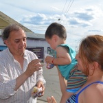 Papá Noel repartió golosinas en el casco céntrico
