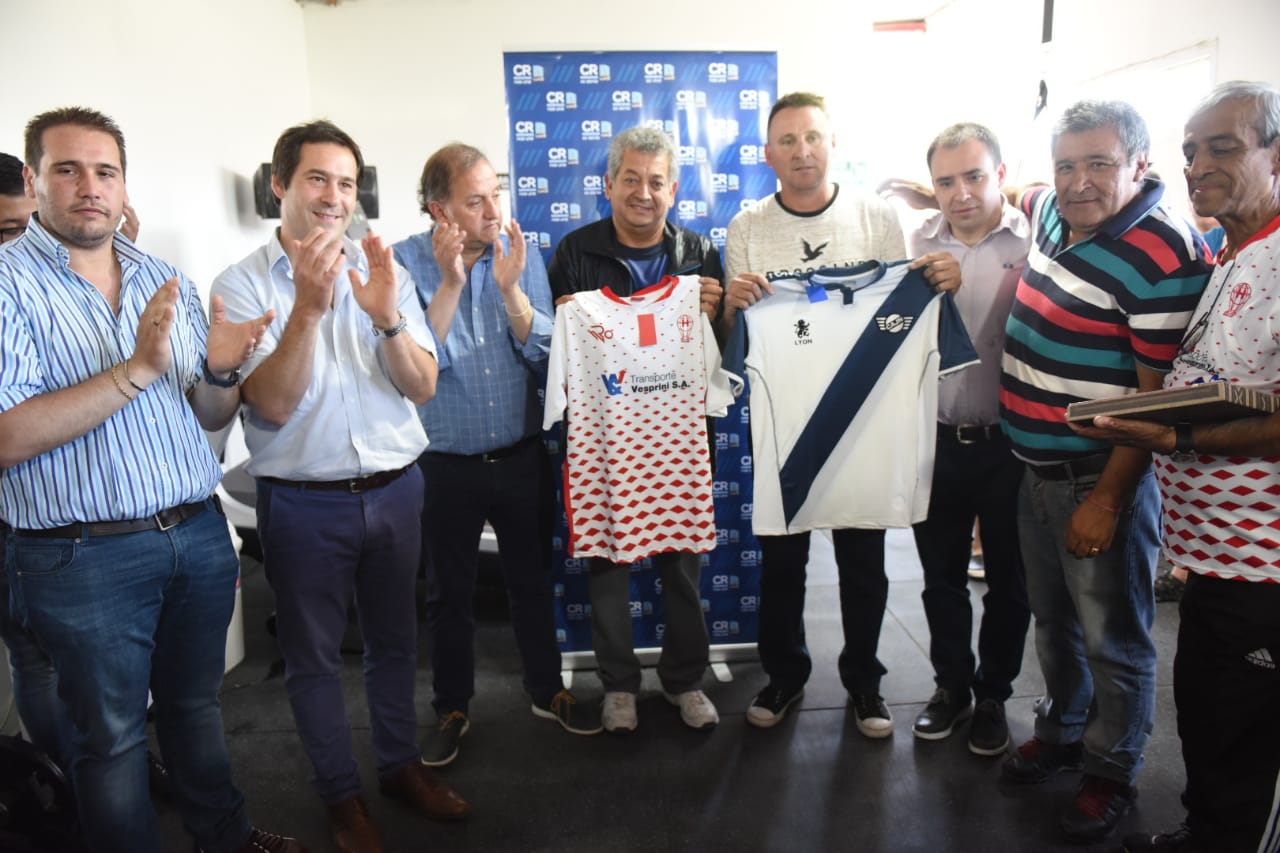 Linares entregó 2 millones de pesos a los clubes Huracán y Jorge Newbery