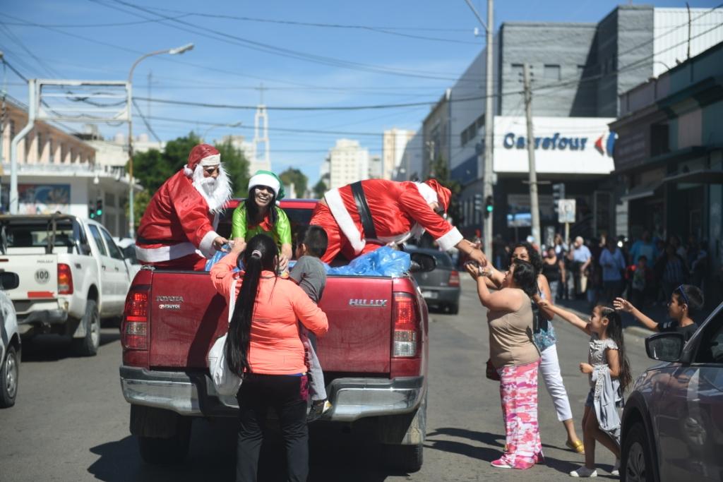 Papa Noel recorrió los barrios de Comodoro para la alegría de los chicos