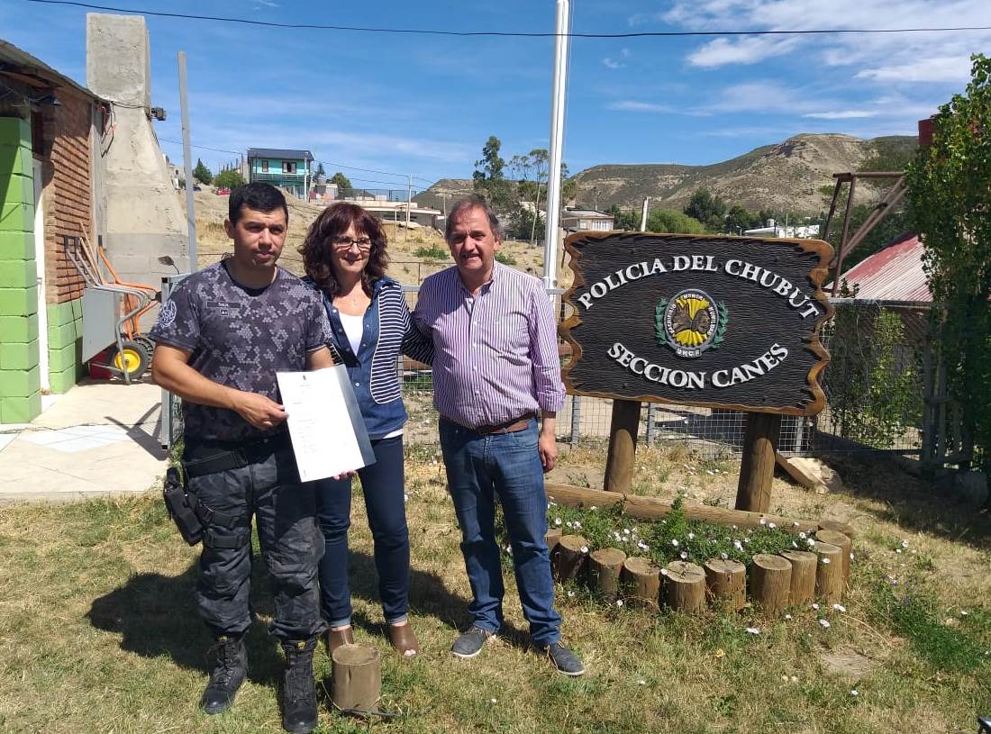 Linares entregó un subsidio a la División Canes de la Policía del Chubut