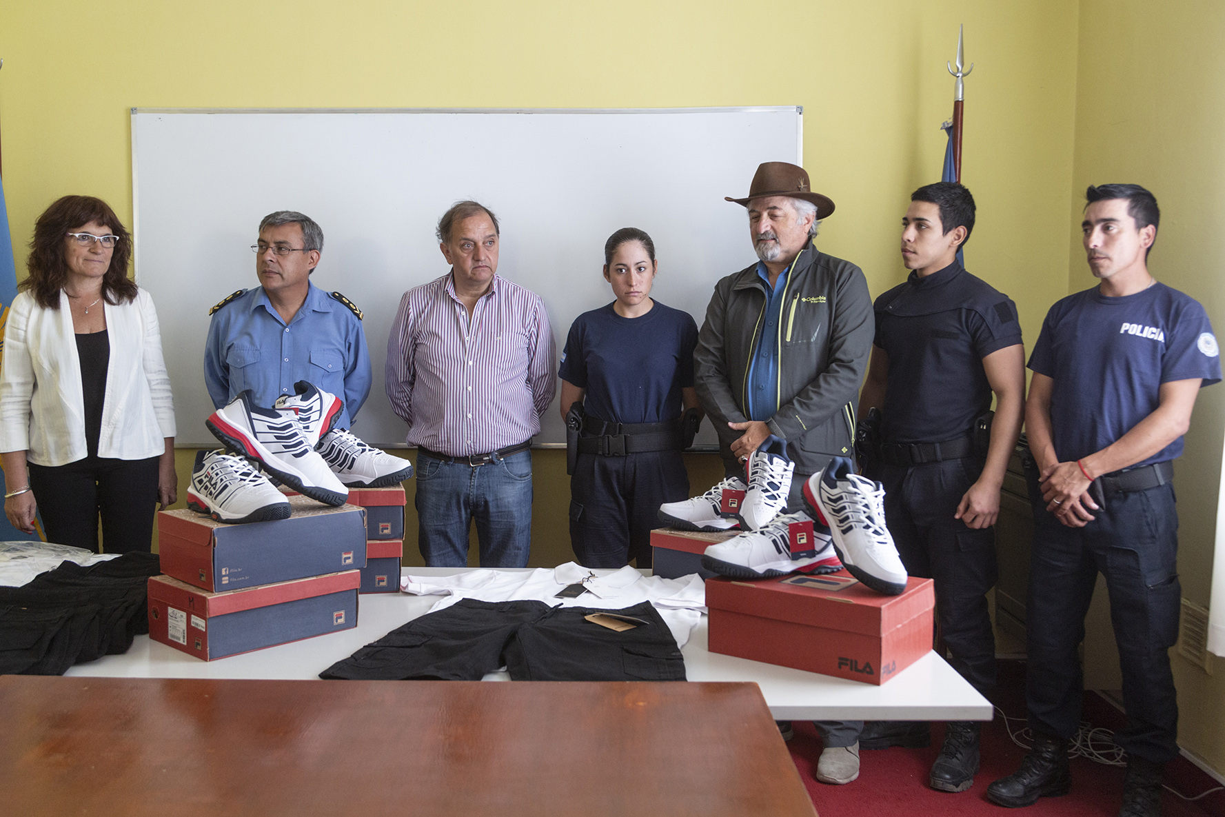 Linares entregó indumentaria a la Policía del Chubut