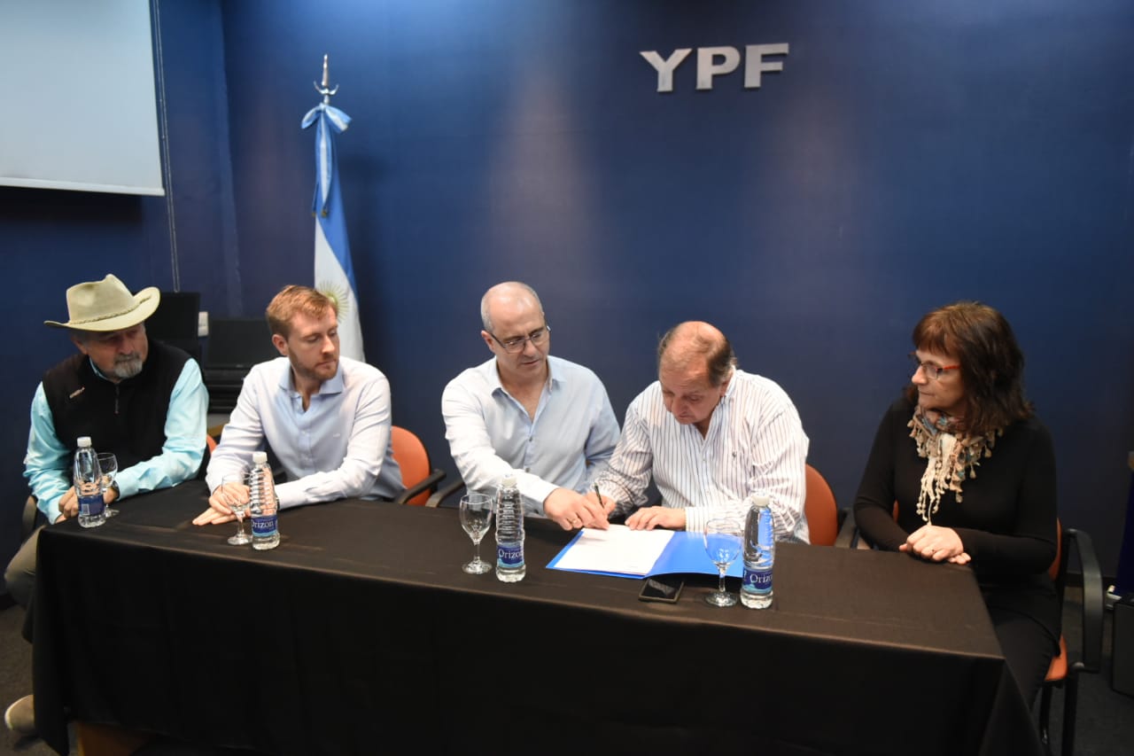 Linares valoró la decisión de YPF de donar equipamiento informático