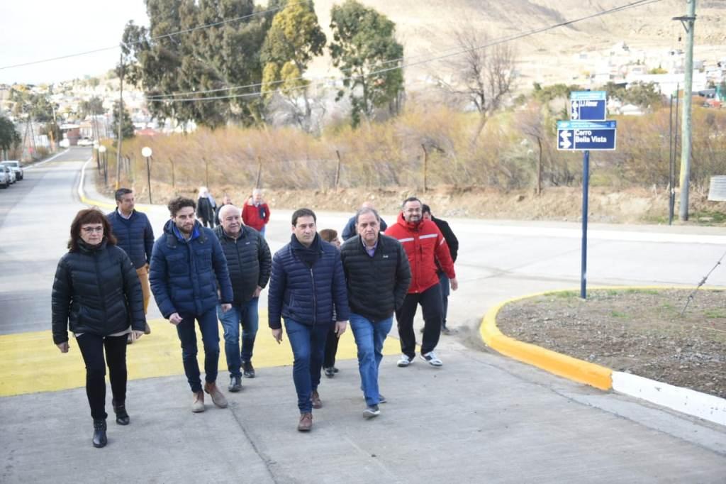 Linares inauguró la obra de pavimentación en barrio Sismográfica