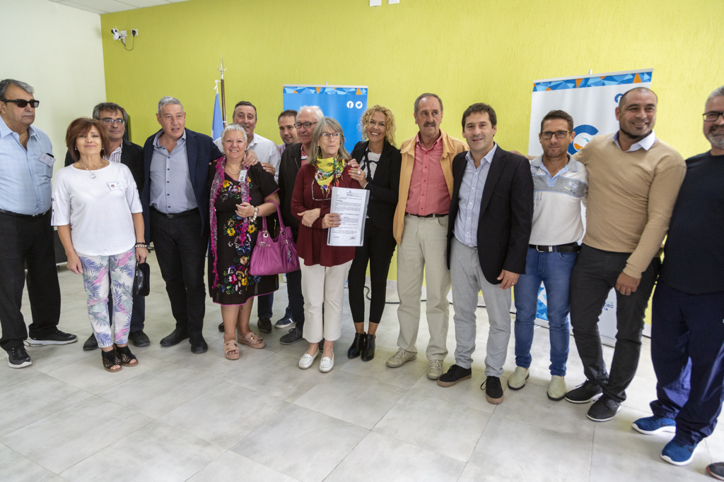 El intendente Luque entregó un aporte importante económico para la