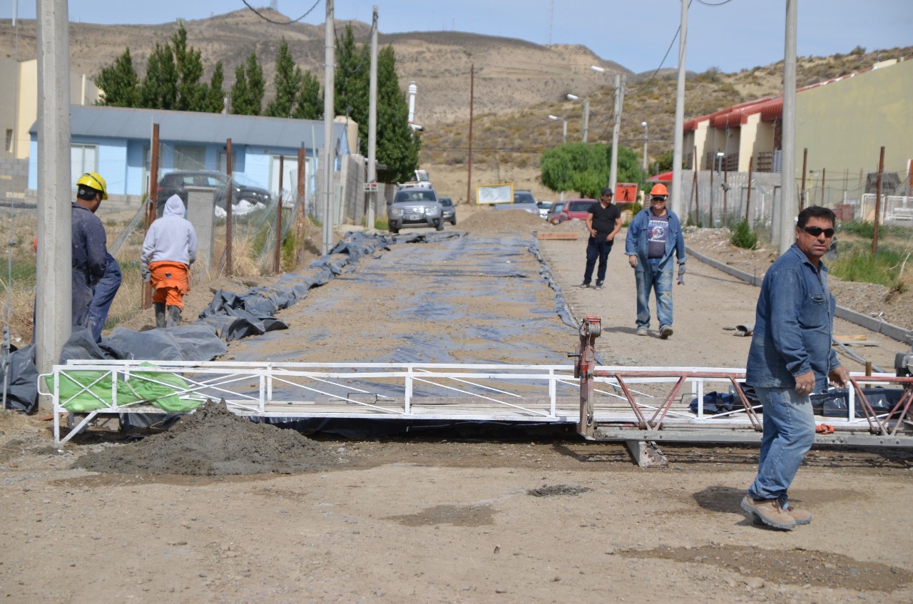 El Municipio avanza con obras de pavimento en Km. 3