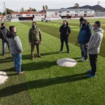 La ciudad tendrá una nueva cancha con césped sintético y se avanza con los playones deportivos