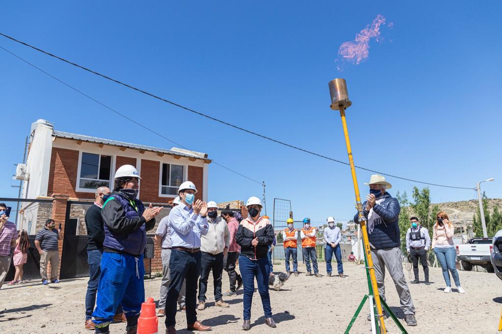 Luque inauguró una nueva red de gas en barrio San Cayetano