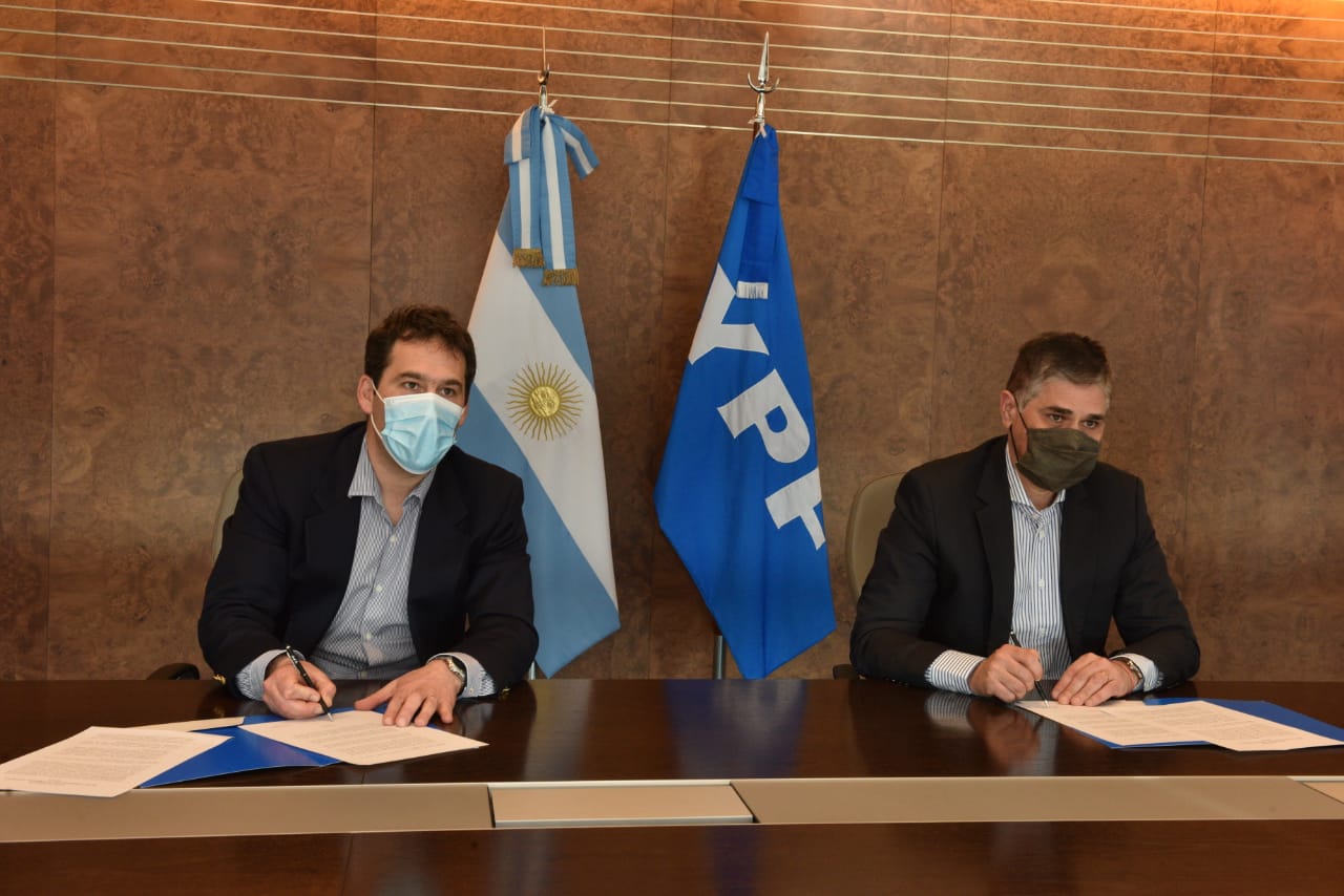 Luque firmó un convenio con YPF vinculado al Polo Tecnológico
