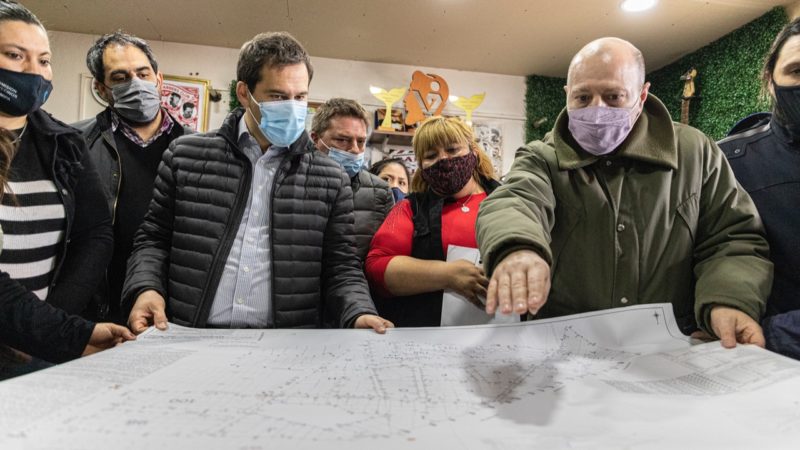 Luque se reunió con vecinos del barrio Comipa para anunciar la obra de red eléctrica