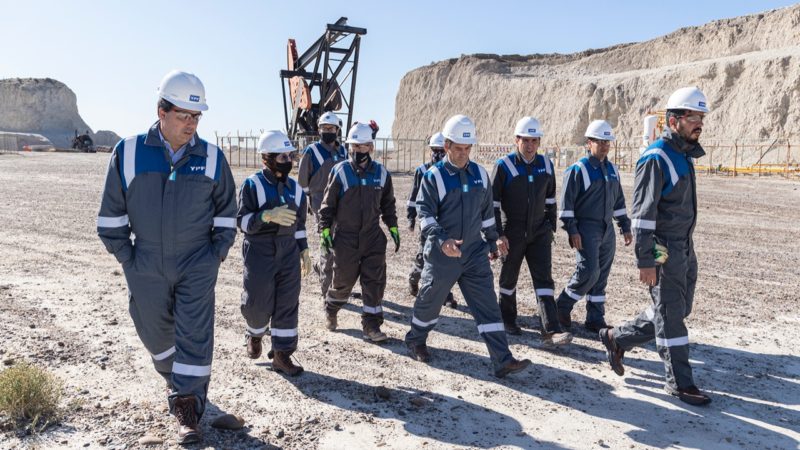 Luque recorrió un yacimiento de YPF junto a Pablo González y Wado De Pedro