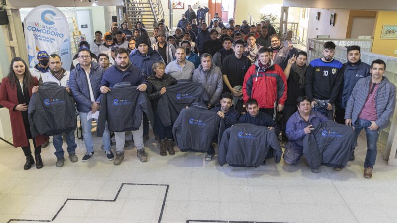 La Municipalidad entregó indumentaria de invierno al personal de las cuadrillas