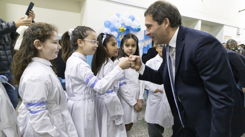 Luque acompañó a los alumnos de la Escuela 197 en su Promesa a la Bandera