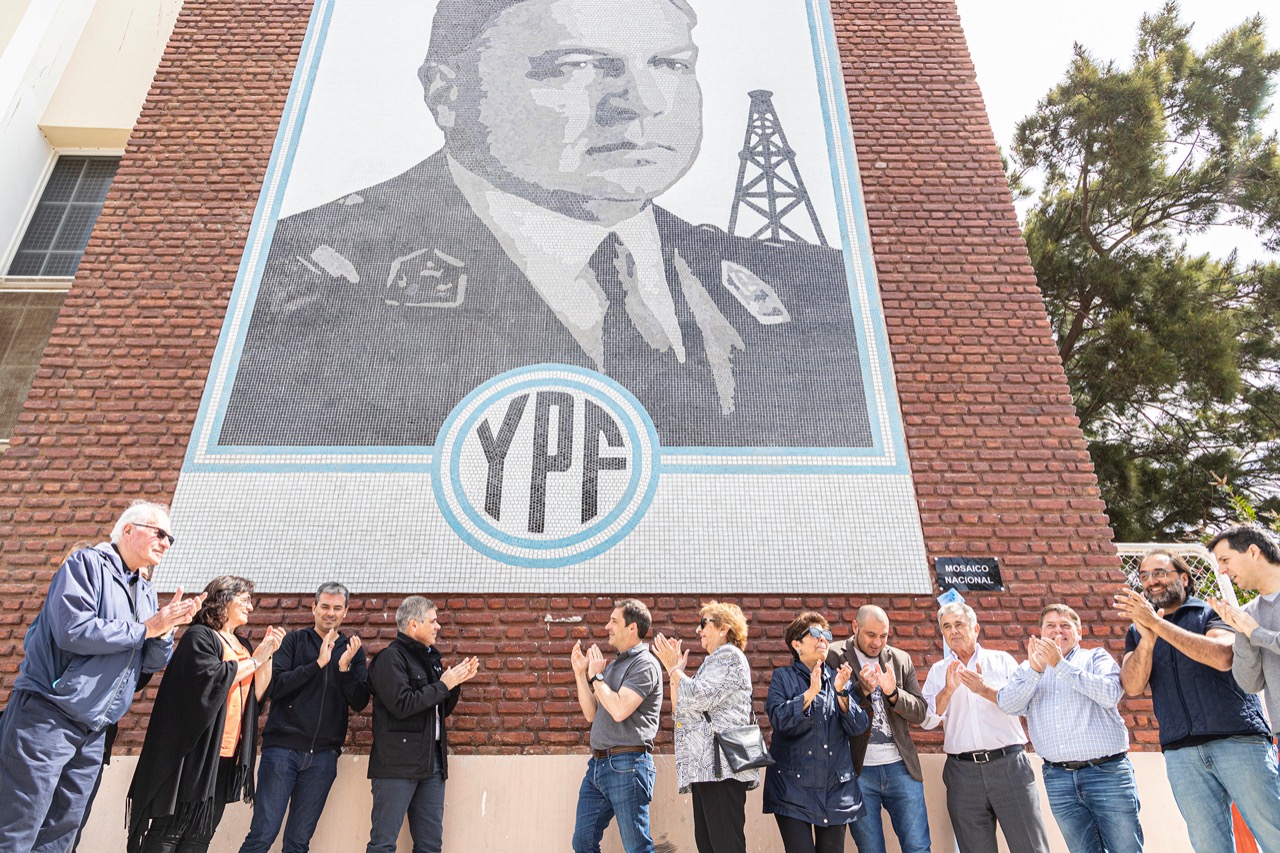 Quedó inaugurado un imponente mural en homenaje a Enrique Mosconi