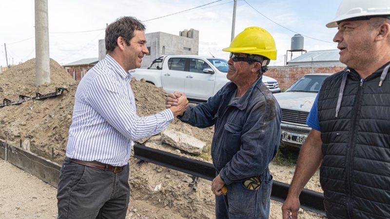 Luque recorrió importante obra de pavimento en barrio Castelli