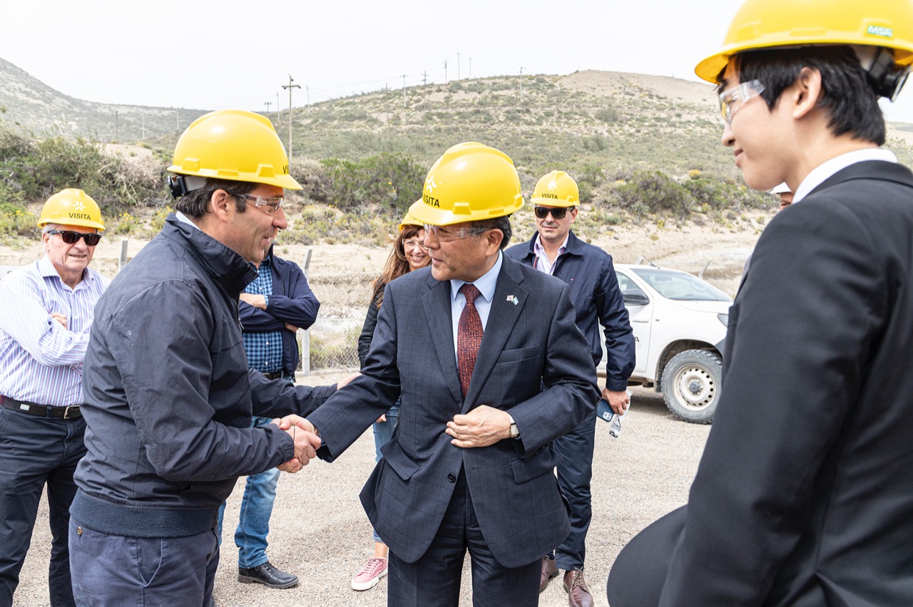 Luque visitó la planta de hidrógeno de CAPSA con el embajador de Corea del Sur