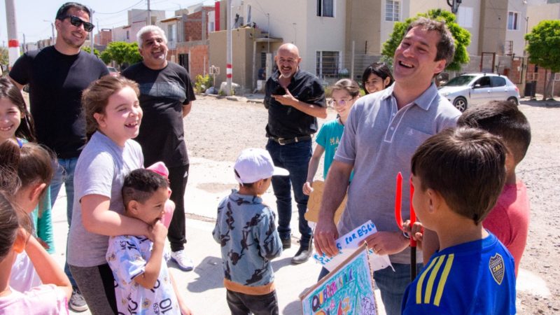 Luque visitó a niños del barrio Padre Juan Corti para avanzar con un importante espacio público en el sector