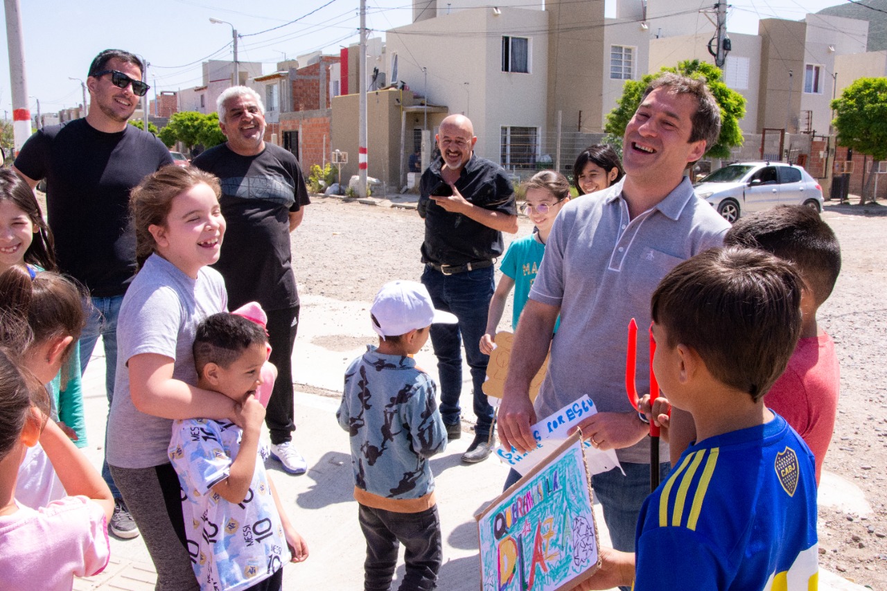 Luque visitó a niños del barrio Padre Juan Corti para avanzar con un importante espacio público en el sector