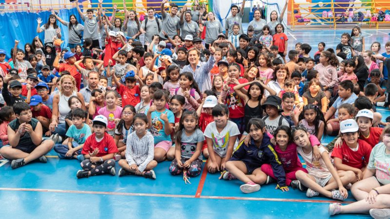 El Municipio e YPF entregaron indumentaria a los niños y niñas de las Colonias de Verano