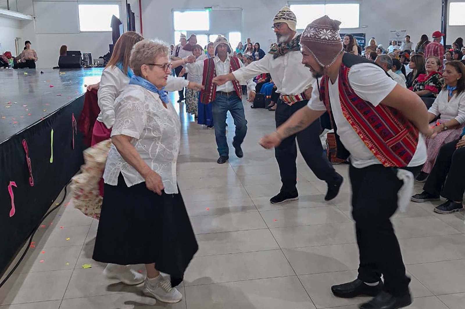 Con la organización del Municipio, los adultos mayores festejaron su día con actuaciones, bailes y felicidad