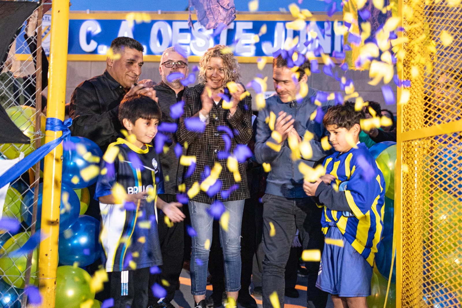 Luque inauguró importantes obras en el histórico club Oeste Juniors y firmó la cancha de césped sintético