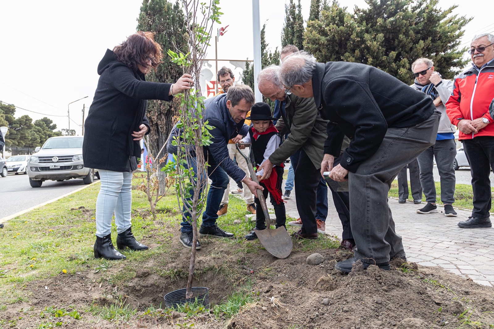 El Municipio acompañó el centenario de la Asociación Portuguesa y firmó convenio para reacondicionar el boulevard de los inmigrantes