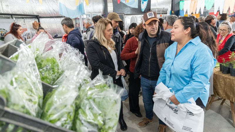 Con el aporte del Gobierno Nacional, el Municipio entregó nuevos equipamientos a los productores de Km.17