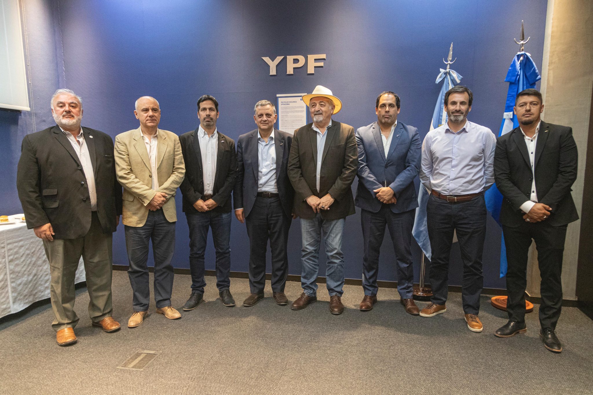 Othar se reunió con el presidente de YPF para avanzar en una agenda que ...