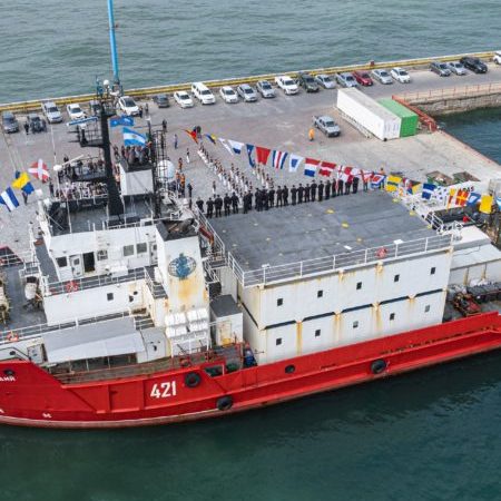 Un buque científico búlgaro visitó el puerto de Comodoro en su viaje a la Antártida