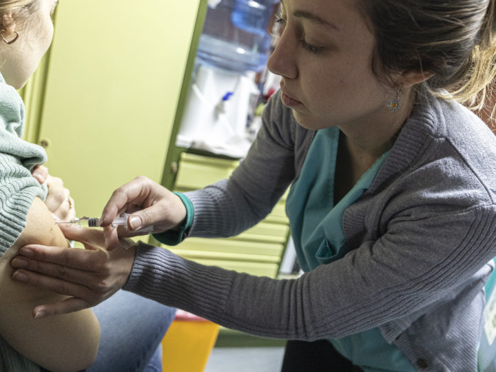 Salud fortalece la vacunación con el tráiler del Ejército en el Centro