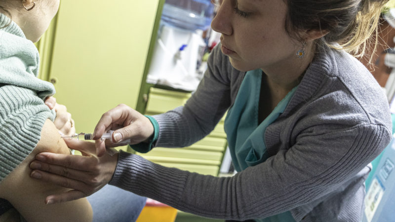 Salud fortalece la vacunación con el tráiler del Ejército en el Centro