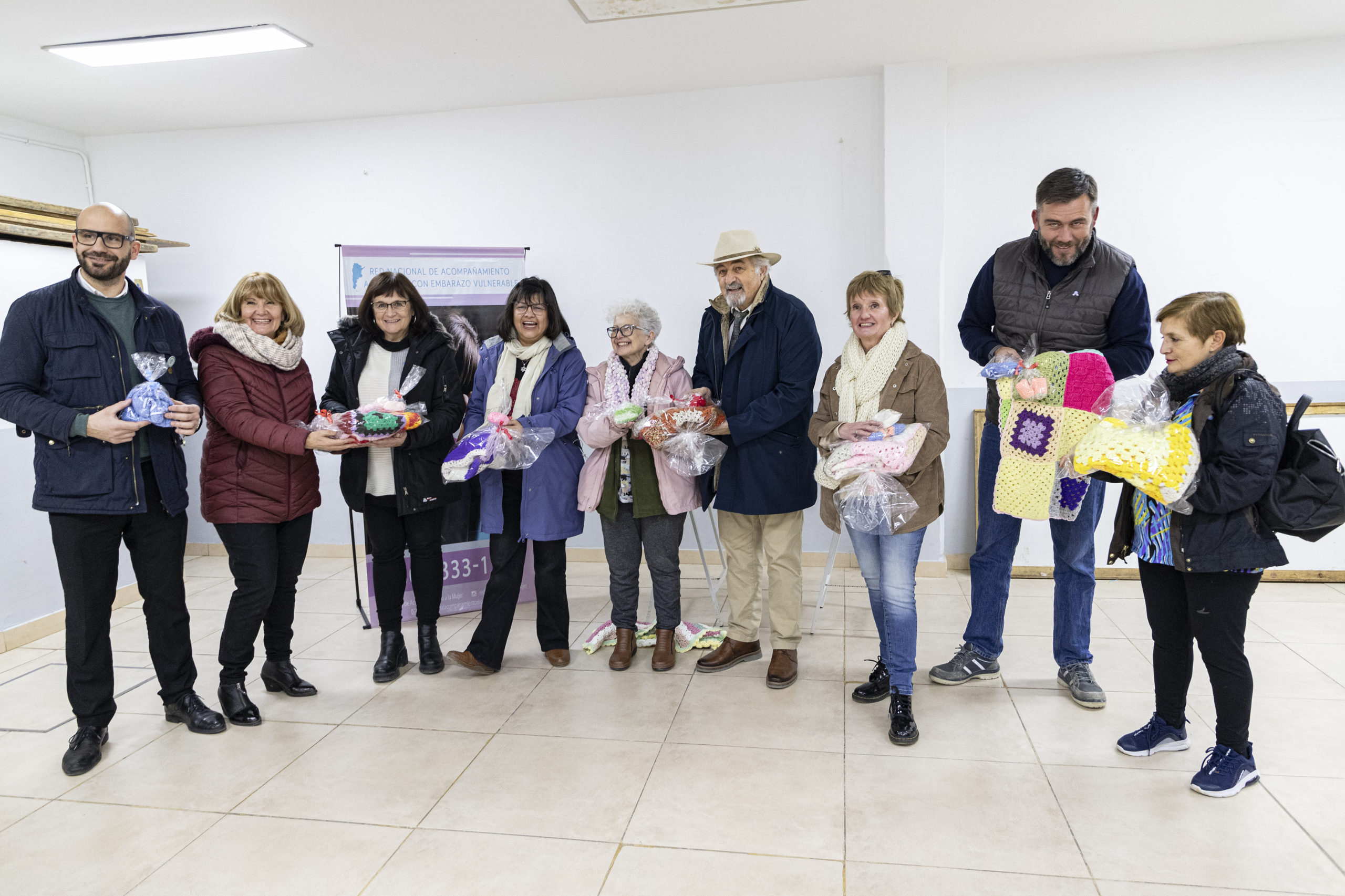 Se entregó indumentaria confeccionada por talleres barriales a la Asociación Ser Mujer