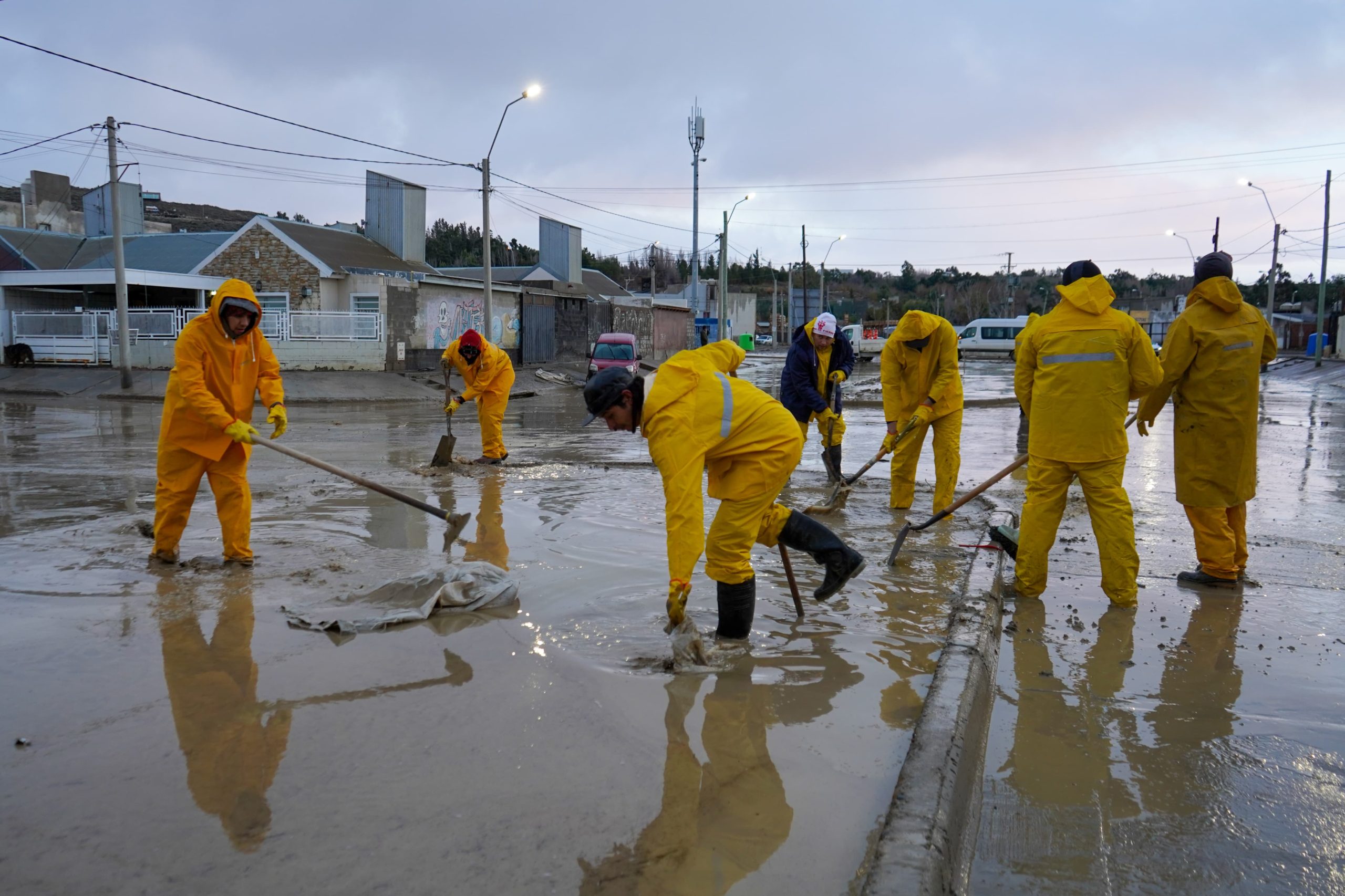 Fuerte trabajo para destapar pluviales y garantizar los accesos a los barrios