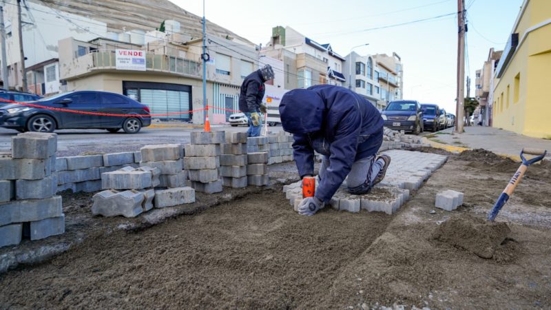El Municipio realiza tareas de bacheo en la calle 25 de Mayo