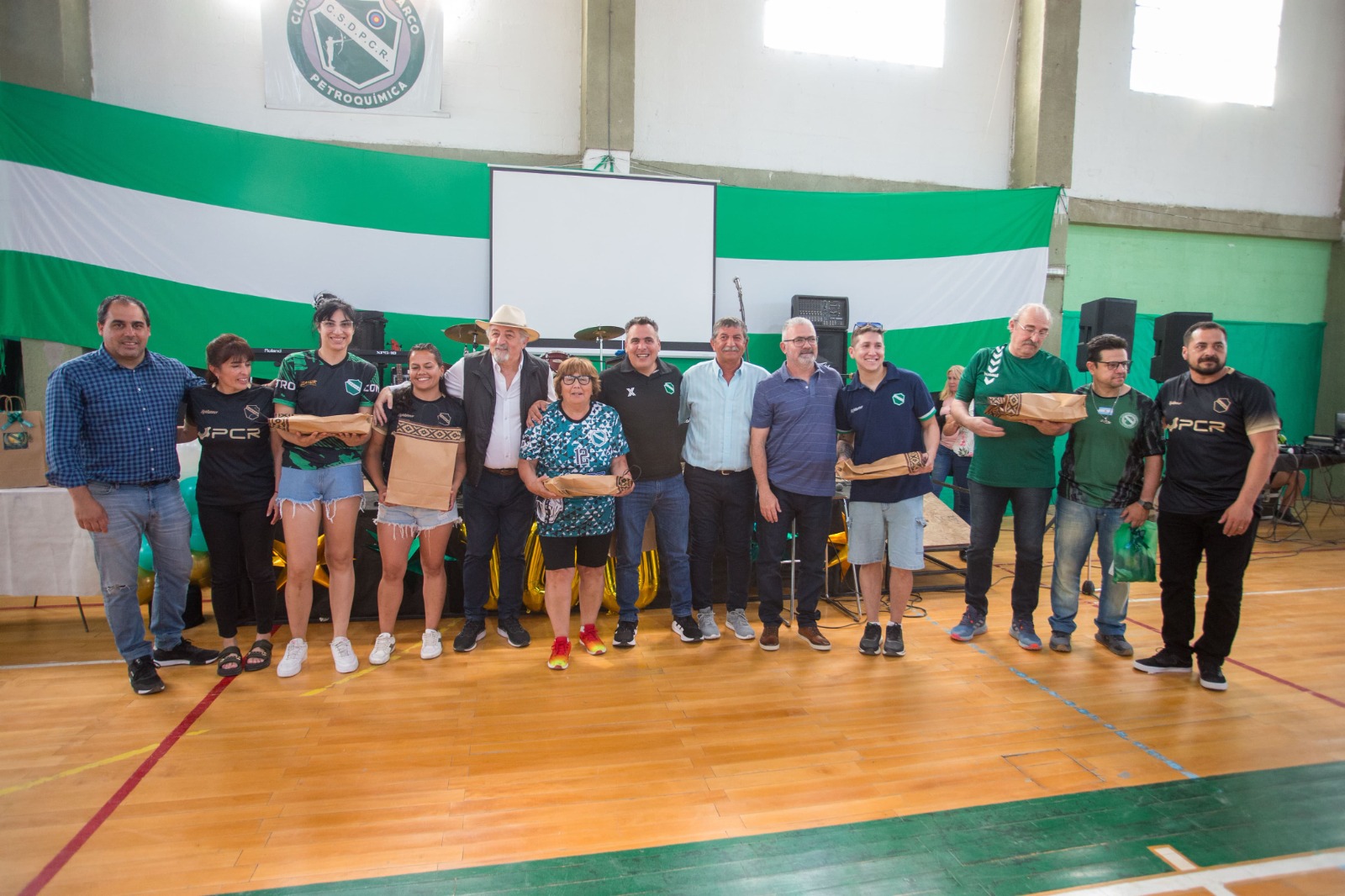A cien años de su existencia el Club Petroquímica recibió aporte para la Obra: Gimnasio Centenario