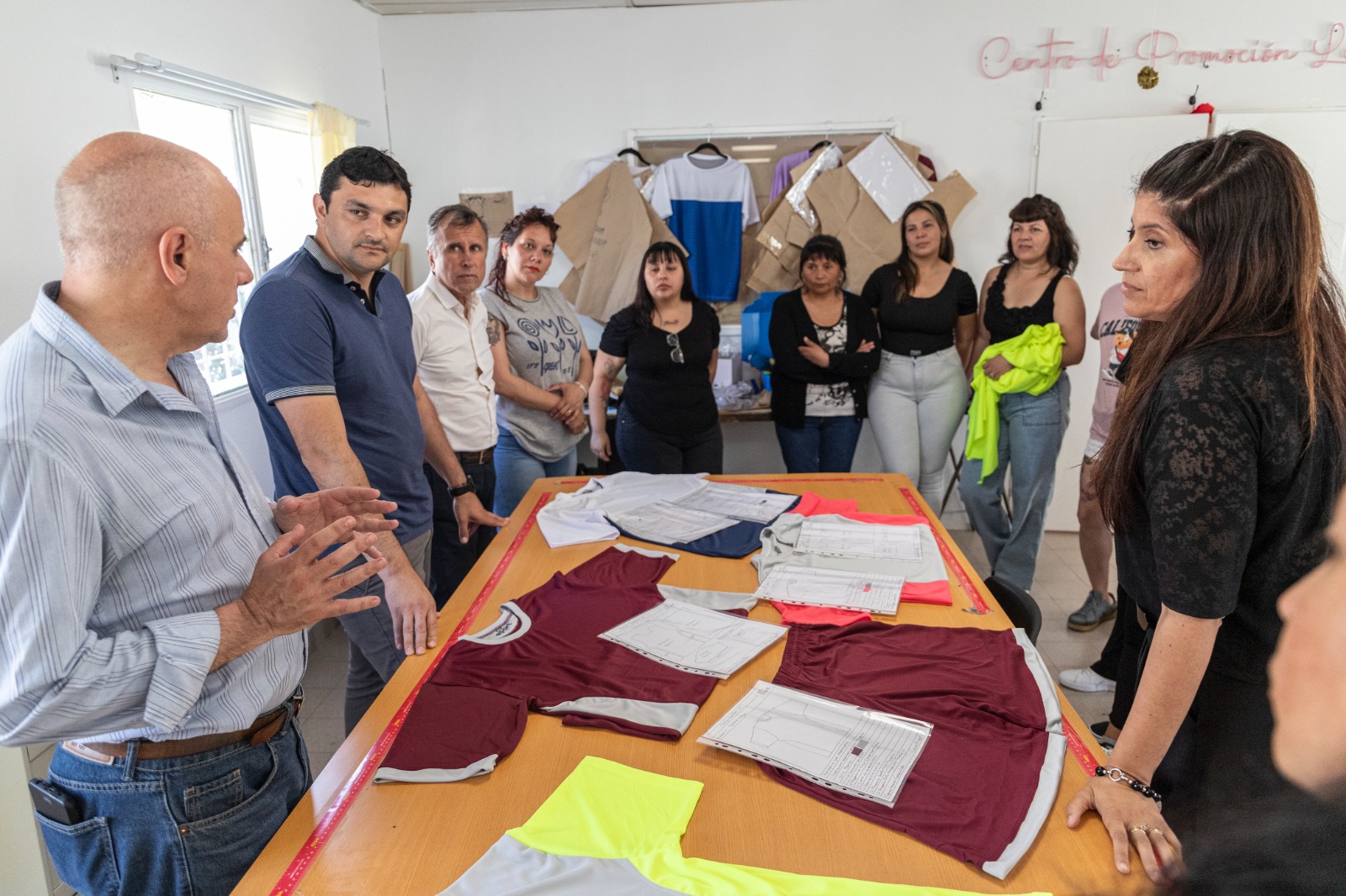 El Centro de Promoción Laboral presentó la ropa deportiva que confecciona para clubes de Comodoro