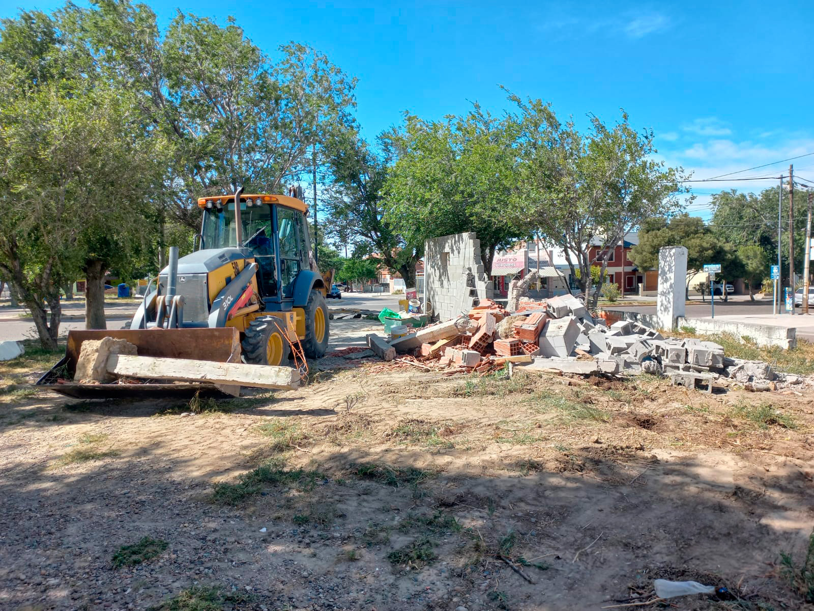 Ordenamiento: Se demolió un puesto construido en forma clandestina en un espacio público del barrio Juan XXIII
