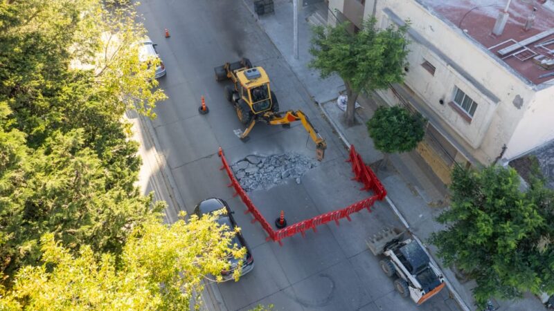 Avanza rápidamente la reparación del sector de Avenida Rivadavia que sufrió importantes roturas