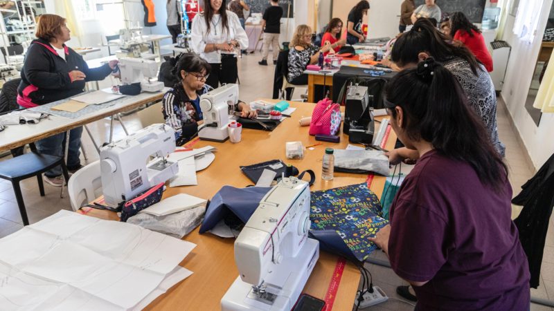 Más de 20 mujeres aprenden a confeccionar cartucheras y mochilas para ayudar a la economía familiar