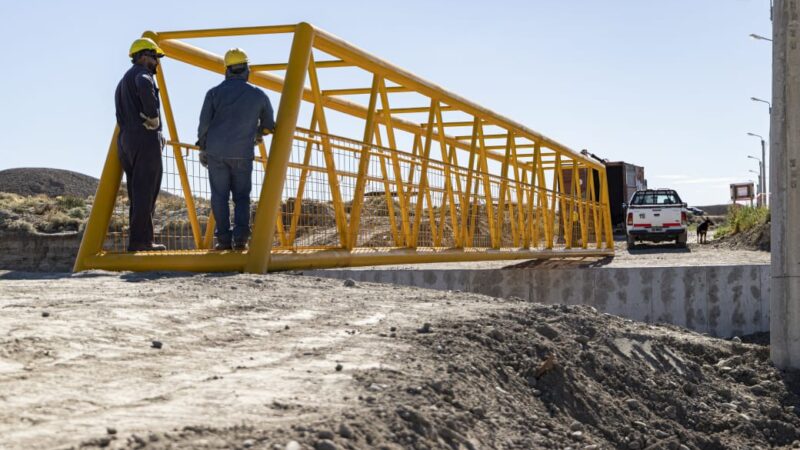 Se instaló el puente del barrio La Cantera y se avanza en las obras complementarias