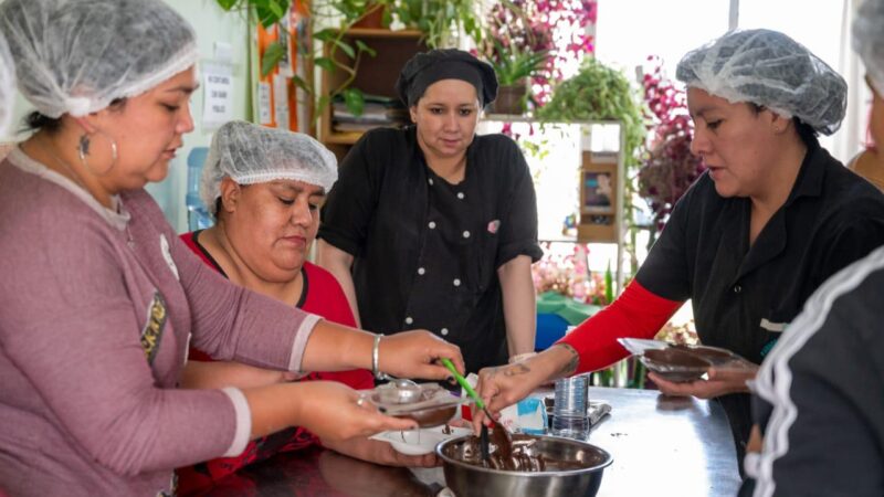 Se celebraron dos jornadas gratuitas de elaboración de huevos y roscas de pascuas en Comodoro