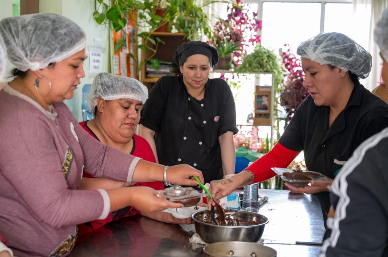 Se celebraron dos jornadas gratuitas de elaboración de huevos y roscas de pascuas en Comodoro